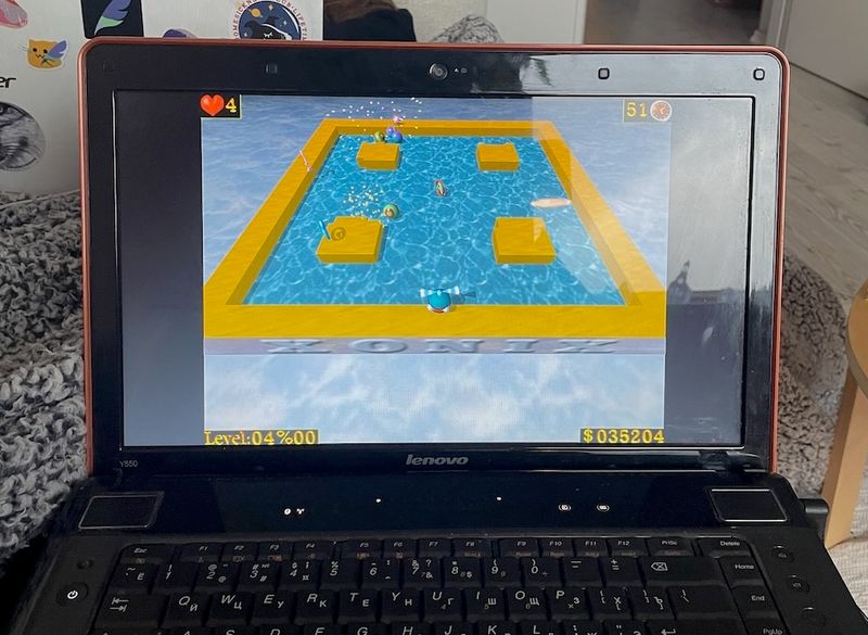 An old gaming laptop from Lenovo running AirXonix