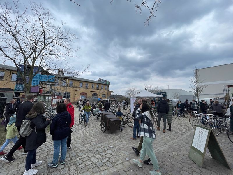 Fahrradmarkt Moabit on a cloudy day, plenty of people and bicycles